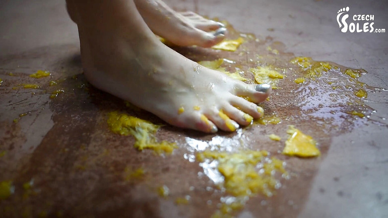 Czech Soles - foot fetish content: Ich werde Früchte zerquetschen und du wirst sie von meinen...