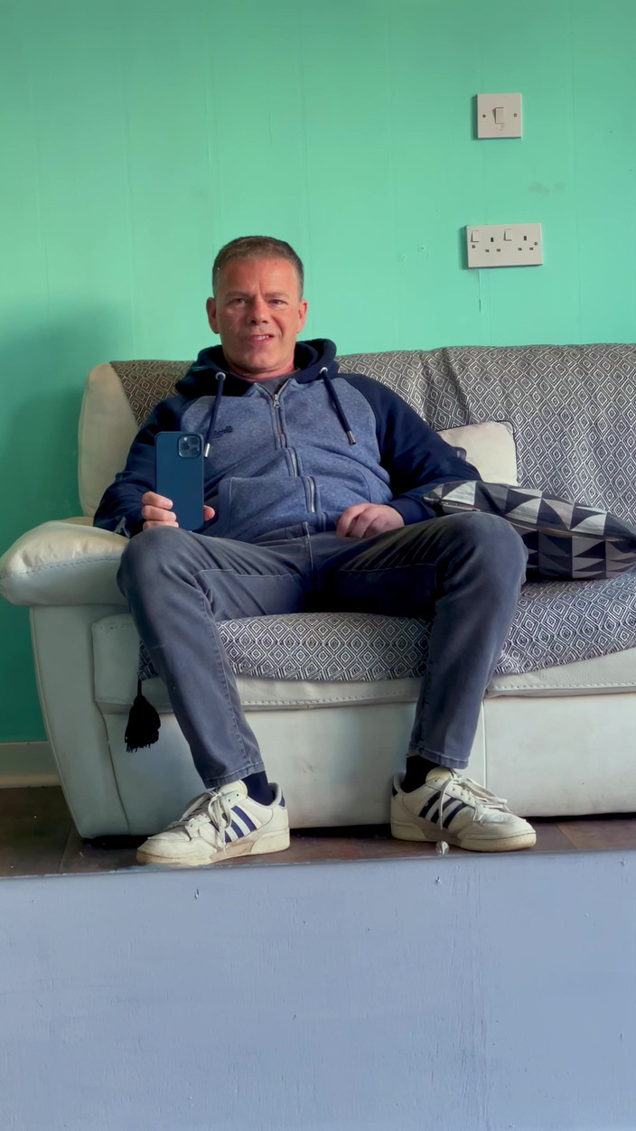 NakedFoxx: Riscant frizerie de spermă frecare până la orgasm cu persoane...