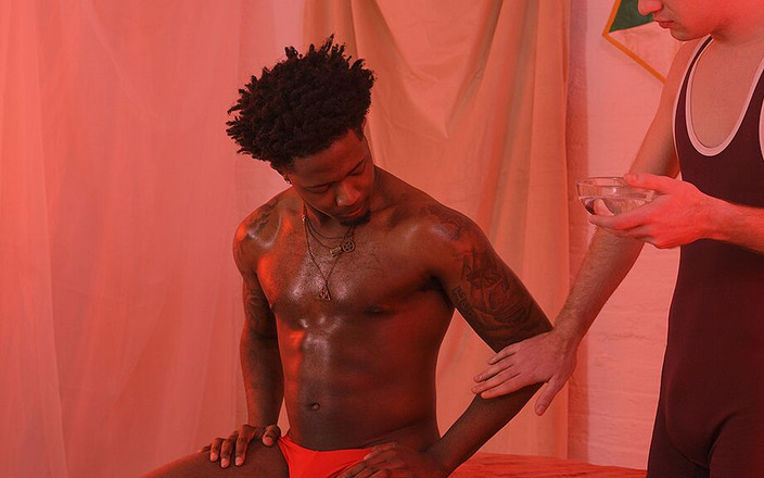 Say Uncle: 異人種間の穴ストレッチ - 筋肉BBCジョックは白いボイをポンド