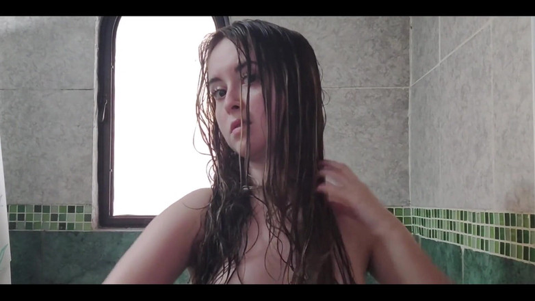 RavenHearth666VIP: Saçımı yıkıyor, kurutuyor ve fırçalıyorum