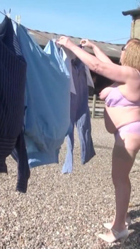 Trisha hangt tijdens het wassen