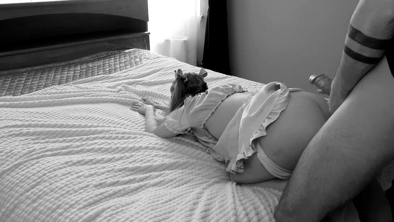 lipsyjull: एक युवा लड़की मोहक रूप से कुत्ते शैली में खड़ी हुई और रोमांच का अनुभव किया