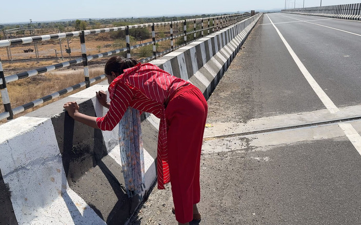 Sexy Komal: Untuk menghilangkan pemandu berdiri di jambatan Lebuhraya Komal