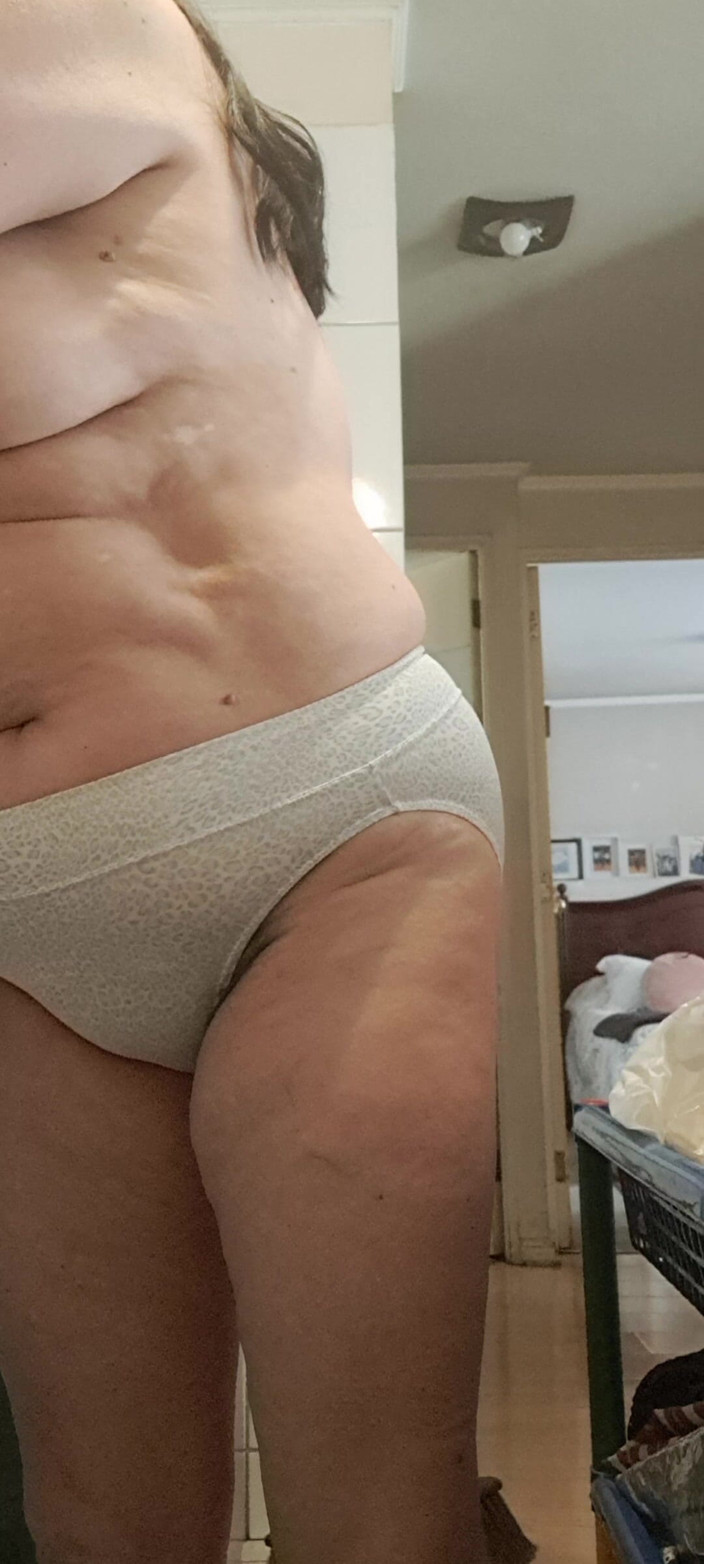 Mommy big hairy pussy: 白いパンティーの熟女と熱