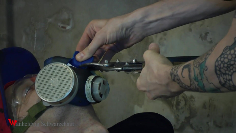 Wanheldvig: Nicky deepthroat Denk in gasmask