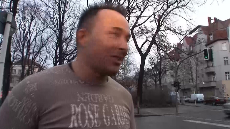 Homemade Market: 一位来自德国的苗条女士在车里被精液塞满嘴巴