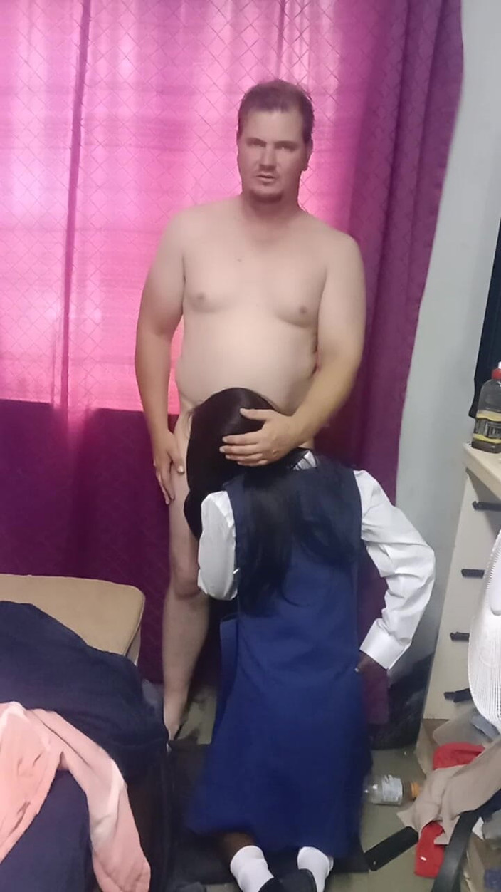 hothouse18xxx: 18 साल की स्कूल रंडी घुटनों पर बैठती है और रंडी की तरह डॉगी स्टाइल में चुदाई करती है