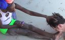 Foot Girls: Uctívání nohou Ebony Pearl Beach! Lízej mi písek z nohou