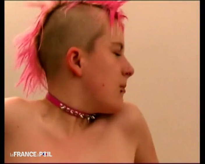 La France a Poil: Rocker chick mit Mohawk fickt gerne hart