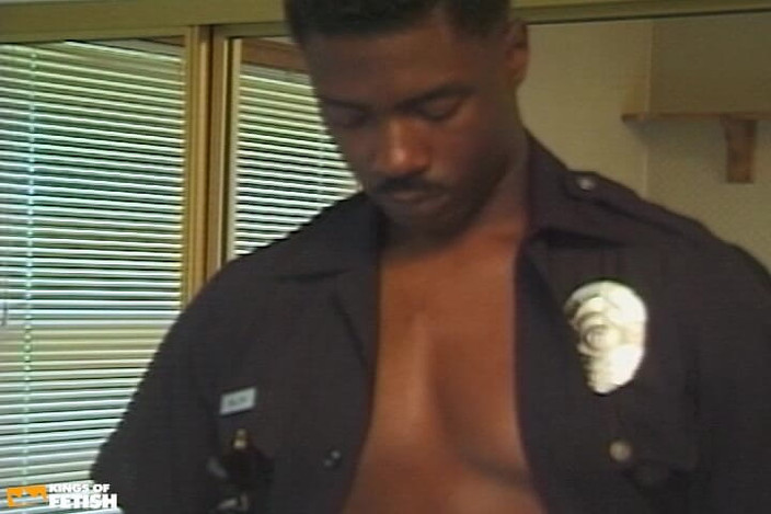 Gay Diaries: 털이 무성한 엉덩이로 흑인 죄수를 파괴하는 발정난 경찰 남자