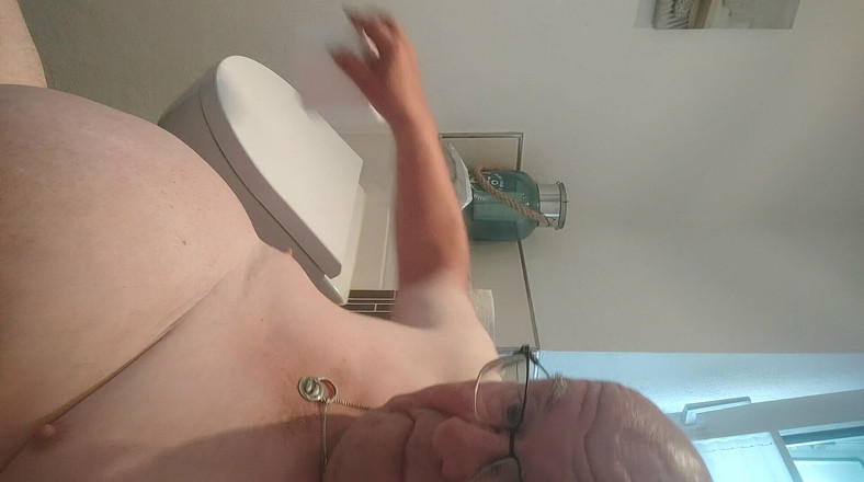 Karlchengeil: 坐在卫生间上，然后打扫我的混蛋。