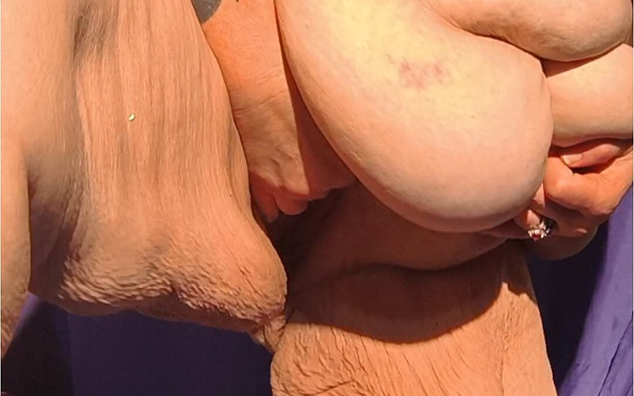 HerculesnVENUS: 这个色情明星刚得到一个新的相机灯，她会让你兴奋的恰到好处