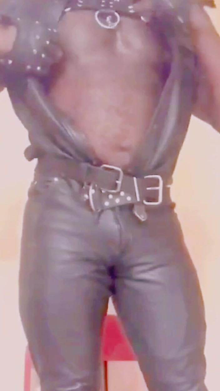 Black smoking muscle stepdad: Ayah merokok kulit yang berpantat besar