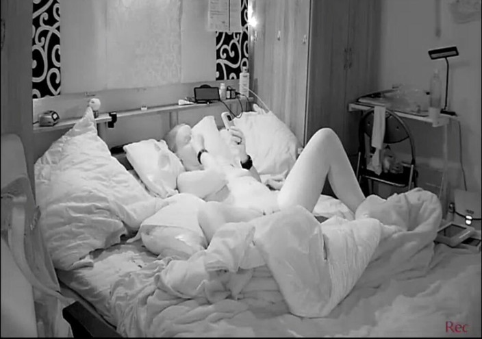 KittieNoOne: 2 altre viste di me che mi masturbo mentre il...