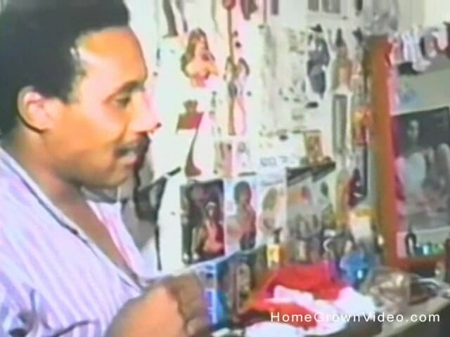 Homegrown Video: Una bionda volgare succhia un cazzo nero