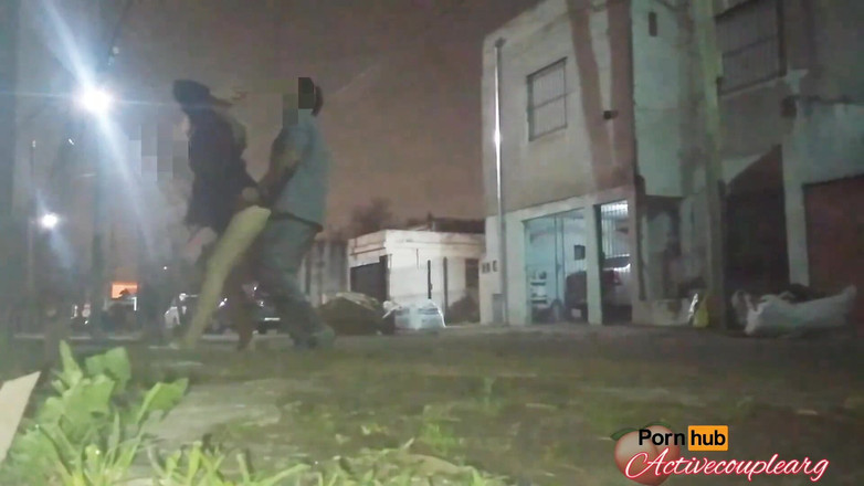 Activecouplearg: 마을 주변에 팬티 없이 치마 노출