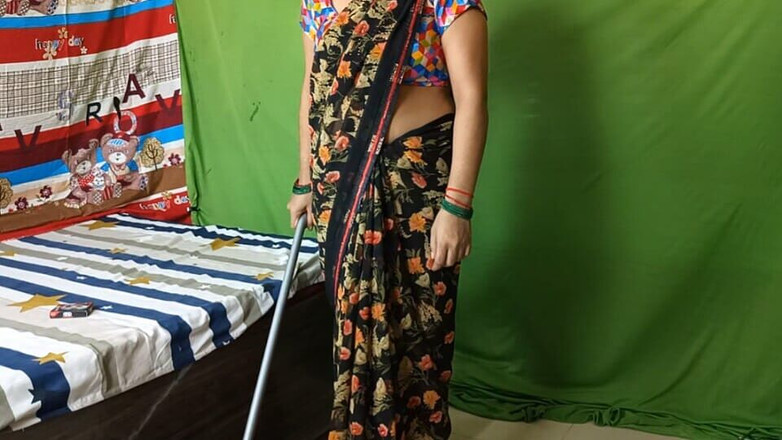 Pyaripooja22: Osamělá služka si strčila stěrač do kundičky v pokoji majitele....