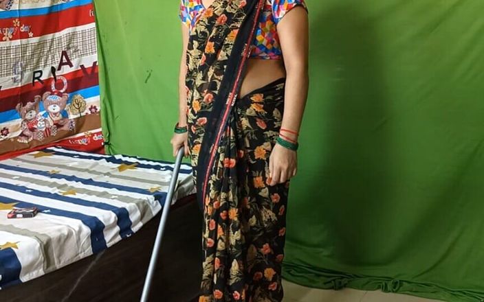 Pyaripooja22: 孤独的女仆在主人的房间里把一个刮水器插入她的阴户。主人来用印地语声音操了她。