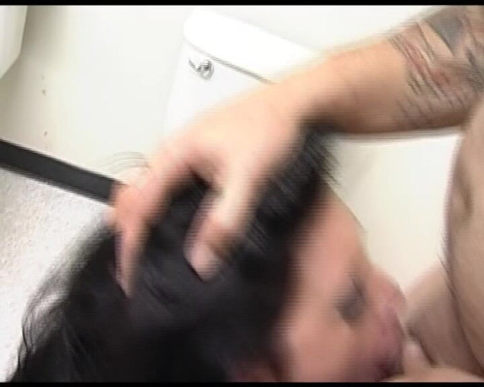 Goldenxtapes: Brunette milf deepthroat enorme pik in de badkamer