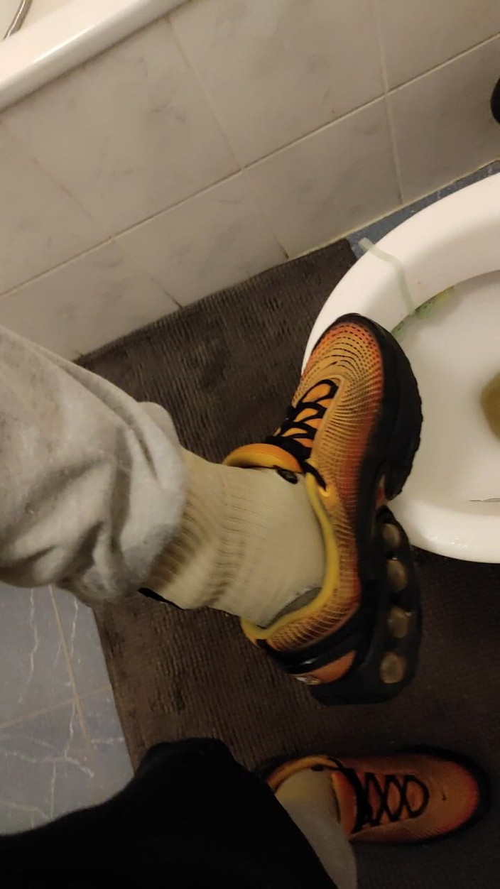 SmokedAlloy2: Dirtyjunkbro en el baño lleno de orina, calcetines malolintes y...