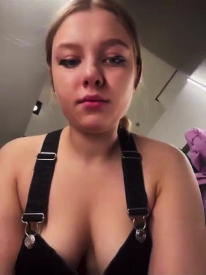 JuiceLussie: फिटिंग रूम में हस्तमैथुन