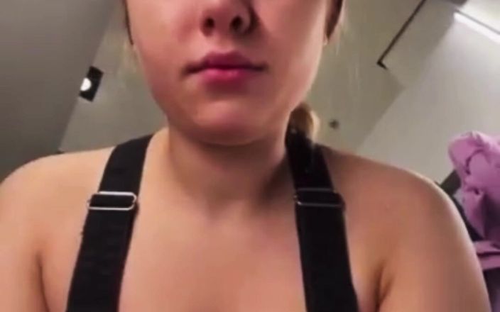 JuiceLussie: Masturbation dans la cabine d’essayage