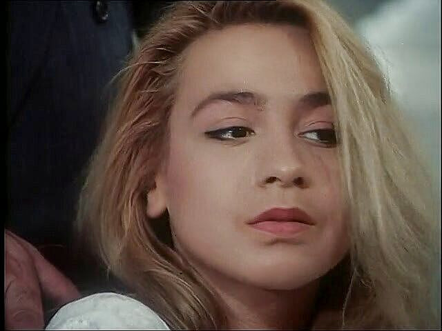 Xtime Network: 毛茸茸的小妞在群交中被双插