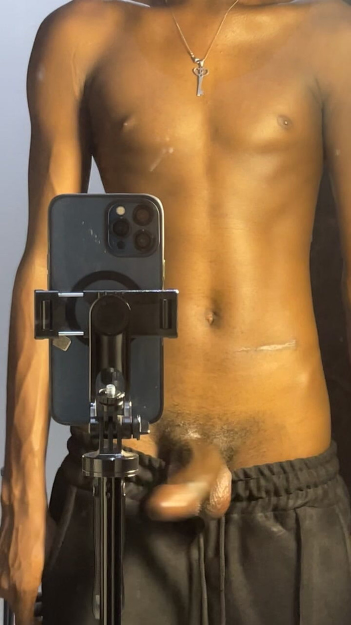 Aded-Toxic: Il giovane gay magro mostra un grosso cazzo
