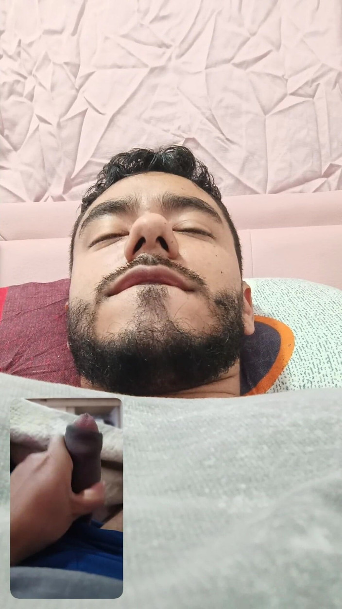 Tommhot: Adam yatağında mastürbasyon yapıyor