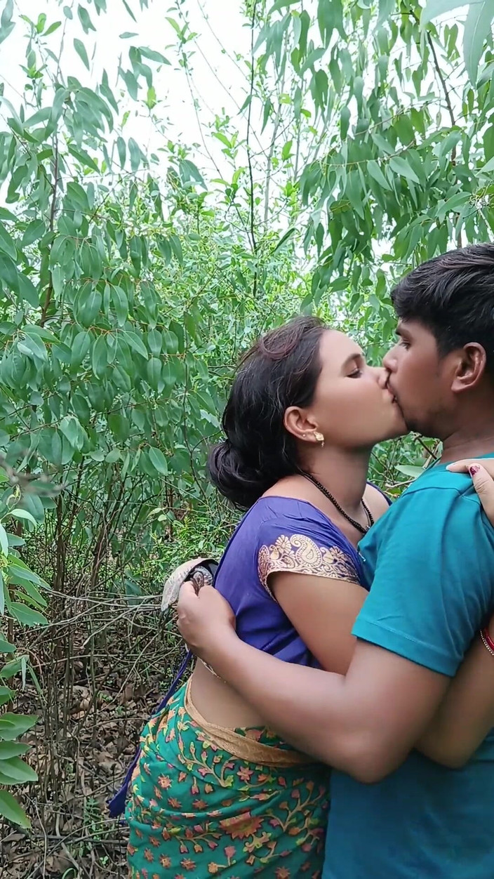 Renudbf: Seksowna Bhabhi U. Zabrała mnie do ogrodu Liptis i przeleciała...