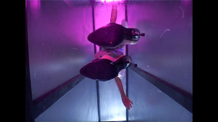 Foxy Desire: Jane Darling masturbiert, während sie engelsflügel und stilettos trägt