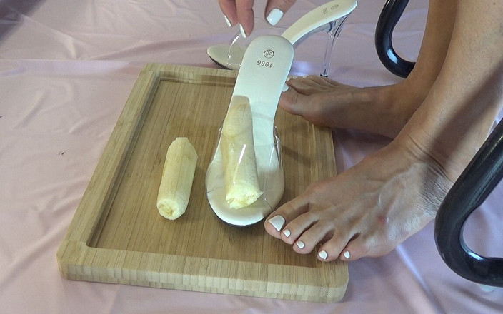 AnnaBUST: ハイヒールの美脚でバナナを潰す