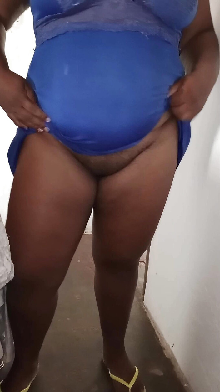 Casalsaodaporra: Büyük götlü ve büyük memeli üvey anne şişman amcığını gösteriyor