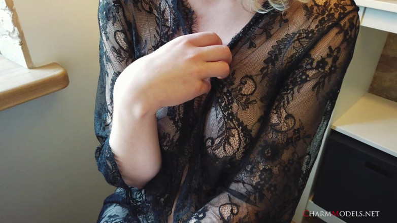 CharmModels: Sexy prsatá Limona v průhledných ranních šatech čte knihu