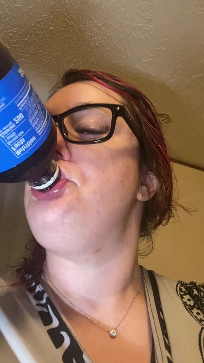BellaBlast: Chugging a cola - sexy fortsetzung mit nahaufnahmen! Viele Geräusche! Zweite...