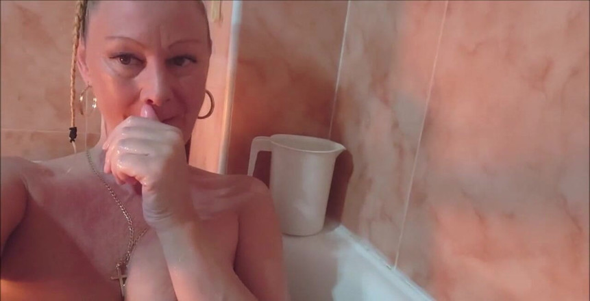 Natalie K: "J'écarte ma chatte rose ; Doigtage au fond de ma chatte...