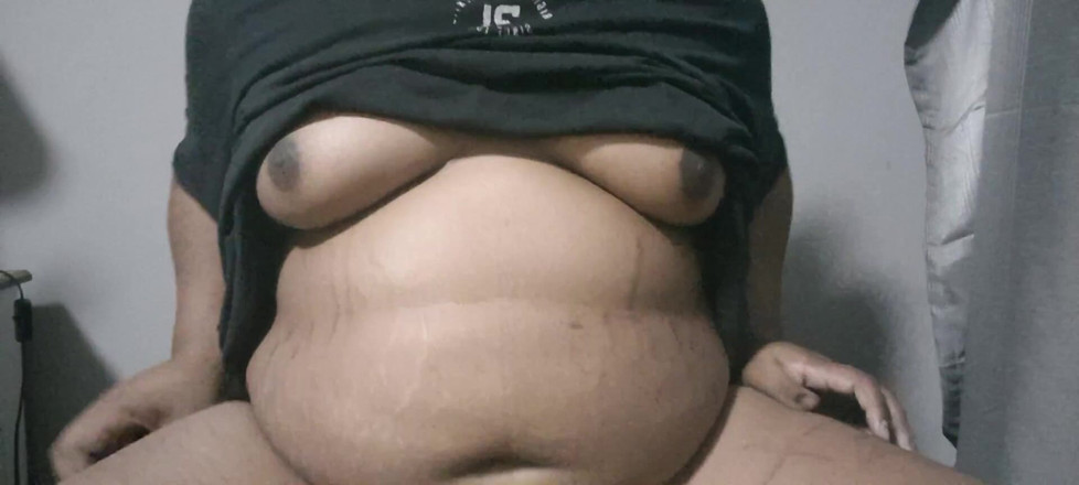 Eleasihle Esma: Sexy super grossa transsexual assiste acariciando seu gato de figo