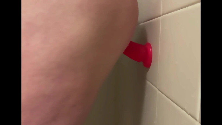 Gracie Love: Hotel shower fun from 7 inches to WTF