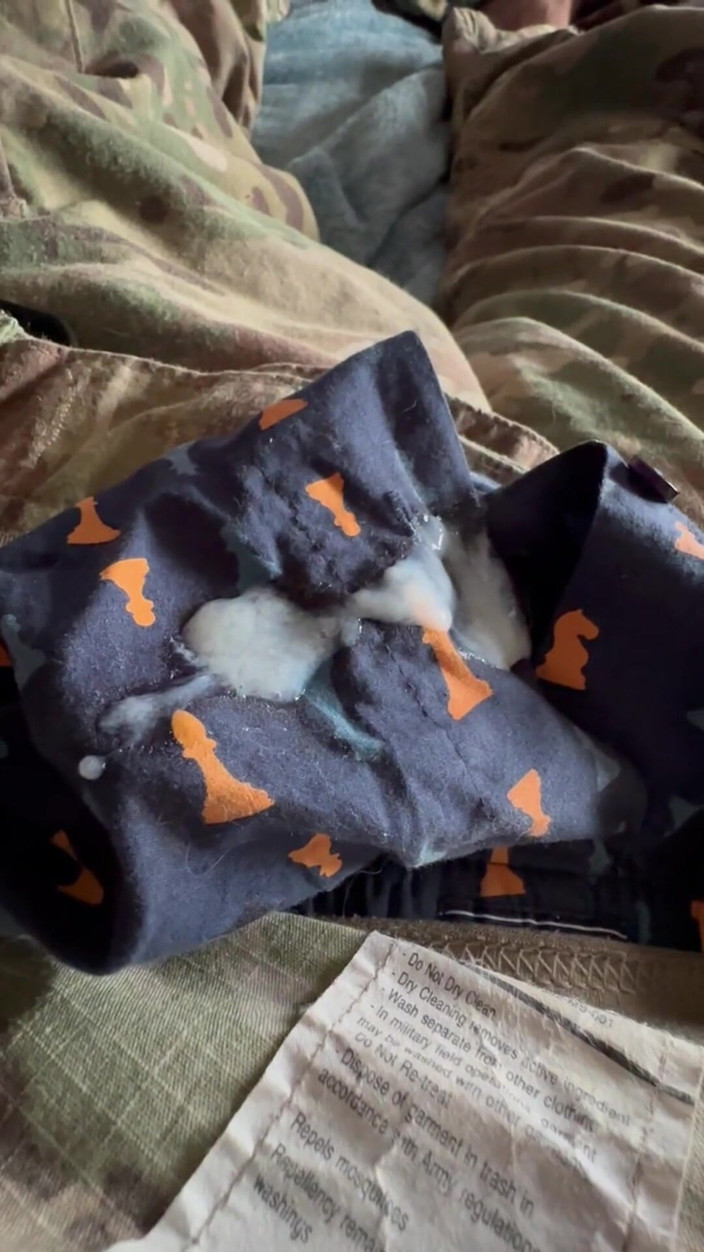 Gay Soldier Stuff: 육군 전문가는 훈련 분야에서 일주일 후 두꺼운 크림 부하를 딸쳐