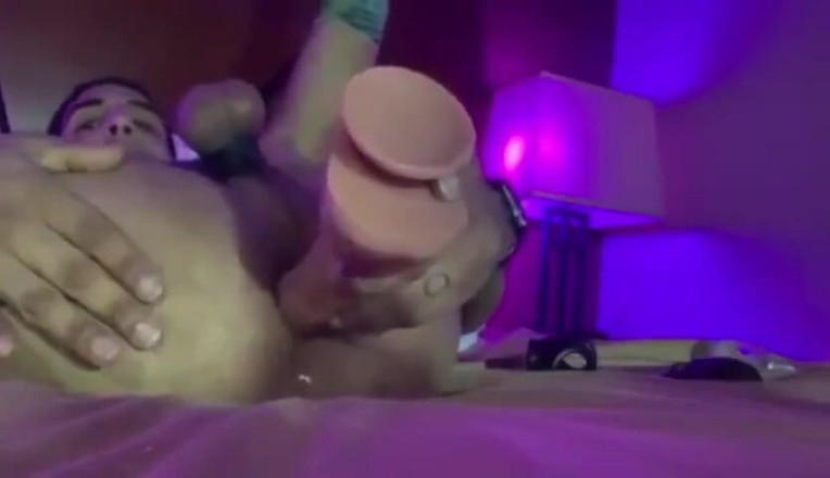 JimmyZDick: Cewek semok ini lagi asik ngentot pantat cewek semok ini...