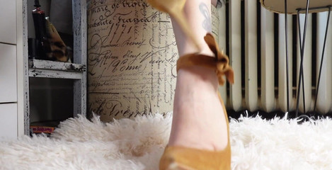 Raven Willow: Lay Back and Relax... Hanya Tonton Kasut Tumit Saya Semasa...