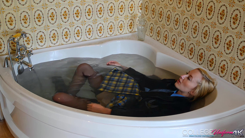 College Uniform: Badet med Sophia Smith