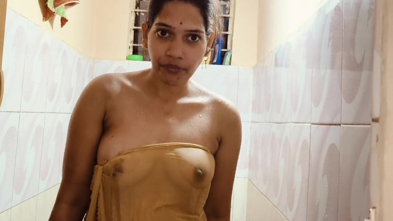 Madhu bhabhi: Natural Village House Wife Nude Bathing Video
