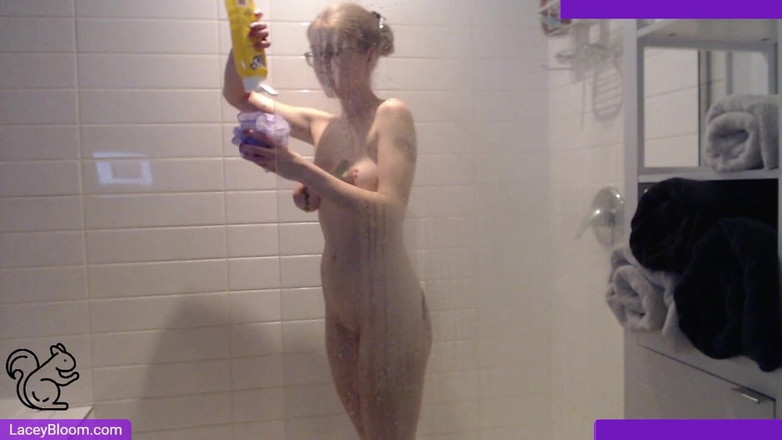 Lacey Bloom: Живое шоу с разрисовыванием тела и душем