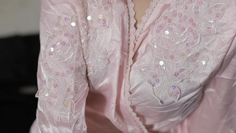 deafheaven666: セクシーなサテンドレスを着た美しい女の子が秘部を見せる