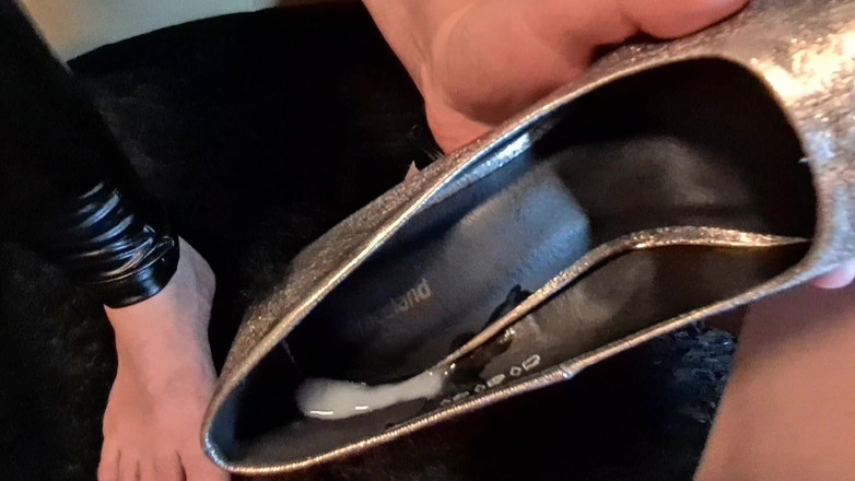 SquirtButterfly: Jerman MILF Kira Kaki Dan Kasut Fuck