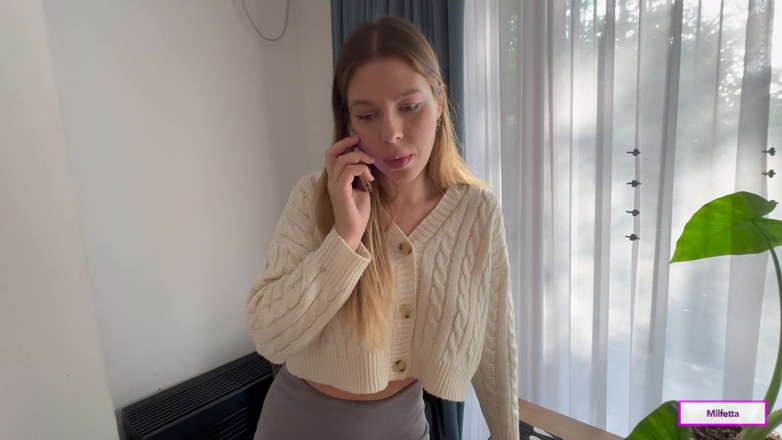 Milfetta: Ho scopato la mia matrigna mentre parlava al telefono e...