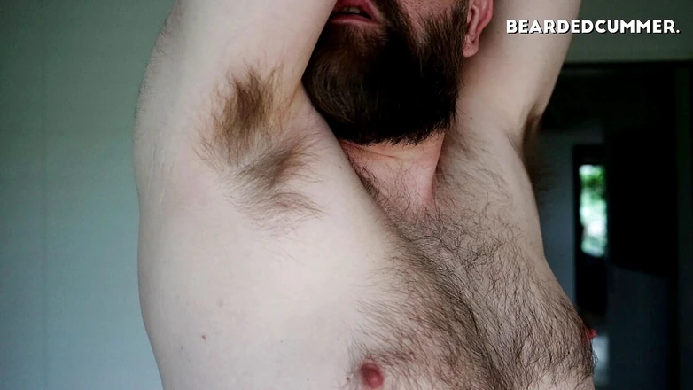 Beardedcummer: Fossas peludas, peito, barba e mamilo