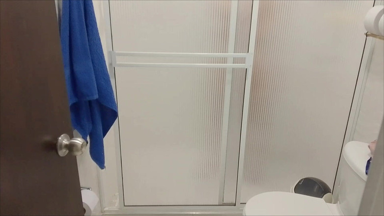 Esperanzitaluton: Mama vitregă mă prinde înregistrând-o la duș