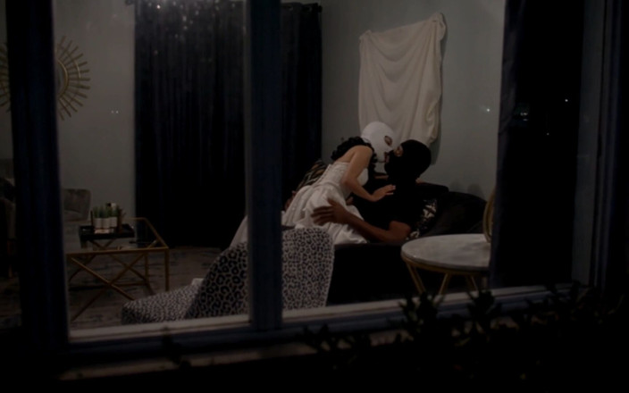 Unfaithful BBC girls: Kocası eve büyük zenci ile gelinliğini giyen karısını görmek için...